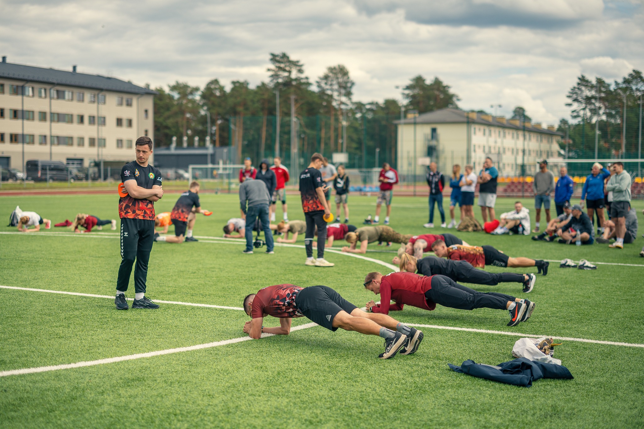 Karavīri sporto Ādažu bāzē