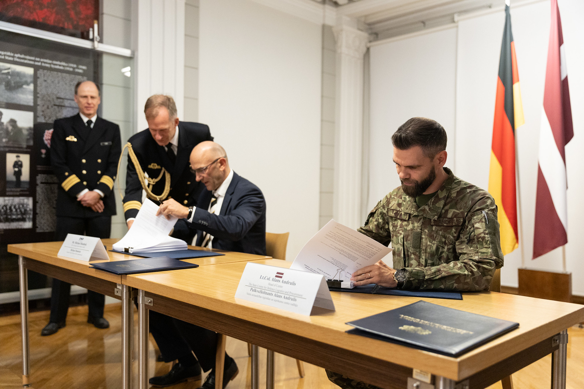 Līguma parakstīšana