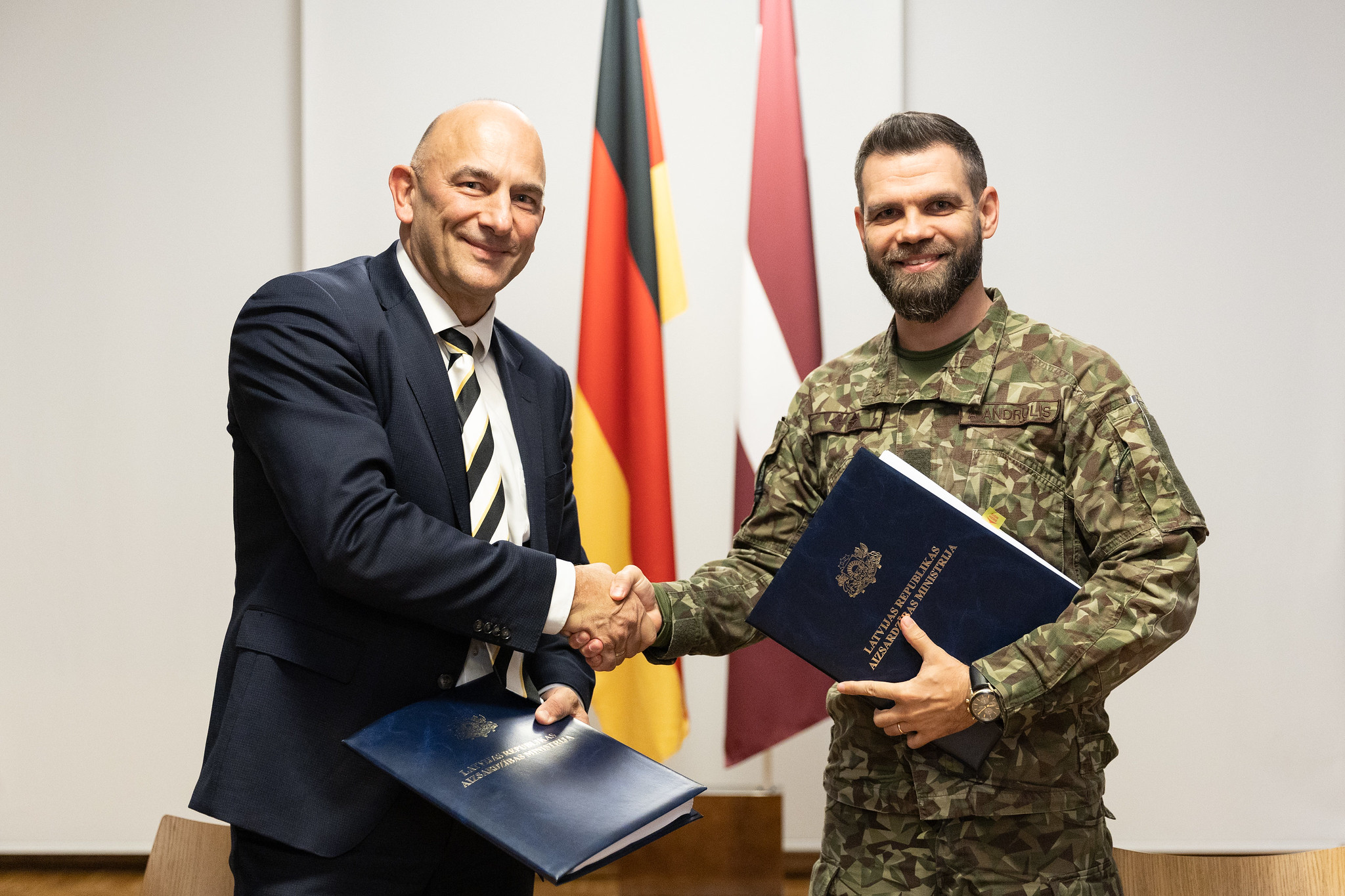 Līguma parakstīšana